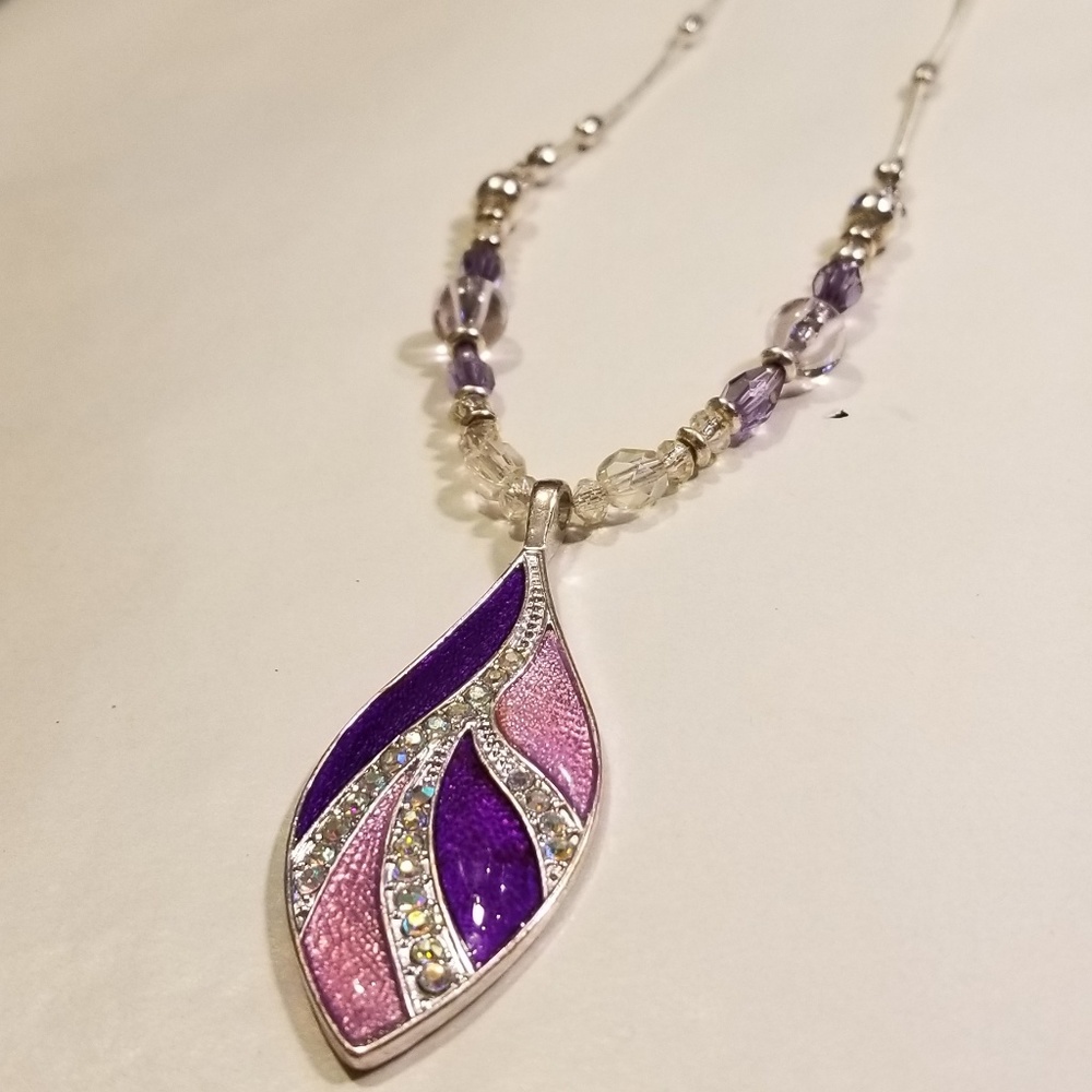 Leaf shaped necklace pendant